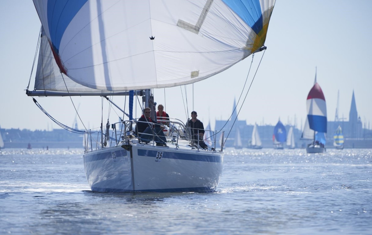 2 Weinig wind en veel zeil foto Jurjen Backer Dirks Medium